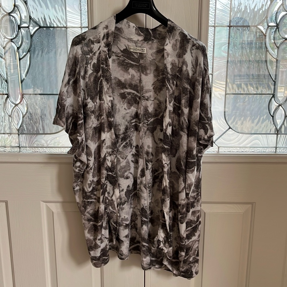 Abercrombie short sleeve cardigan. One Size.